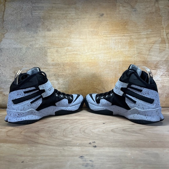 Nike Lebron Zoom Soldier 8 VIII Womens Size 10.5 Basketball Shoes 688579-001 - Picture 5 of 8